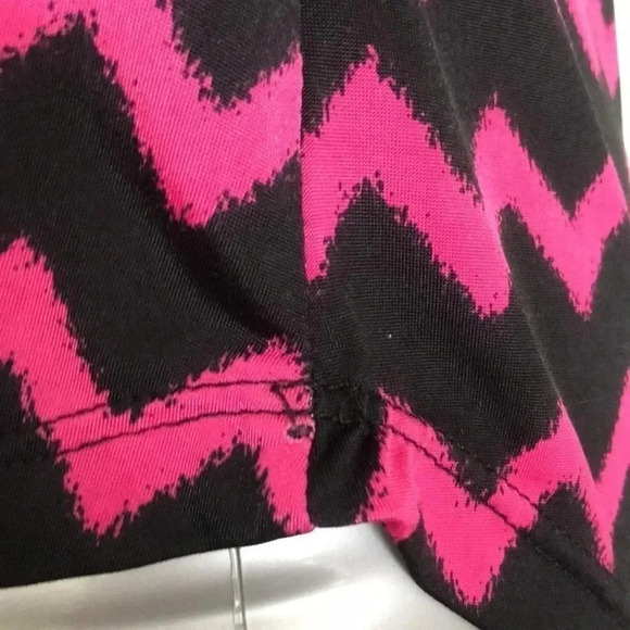 3/$15 Casual chevron funky sleeveless Pink black high low satin  tank sz small - Picture 4 of 11